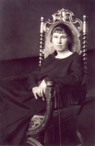 Елена Чеславовна Скржинская, сотрудник Российской Академии истории материальной культуры в одном из залов музея. г.Ленинград, 1920 год.